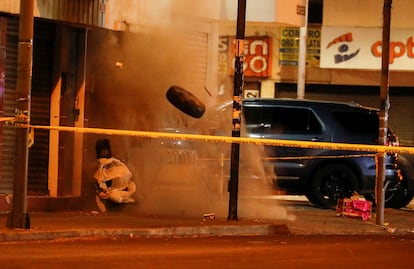 Vista de una explosión controlada de un artefacto dejado afuera del lugar donde se presentaba el candidato Fernando Villavicencio.