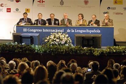 De izquierda a derecha, Francisco de Bergía, Humberto López Morales, Pedro Luis Barcia, Víctor García de la Concha, César Antonio Molina, José Moreno de Alba y Alfredo Matus, en el III Congreso de la Lengua Española que se celebra en Rosario.