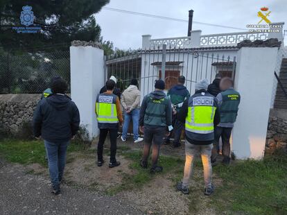 Momento de la detención de los migrantes fugados, este miércoles, en Sencelles (Mallorca).