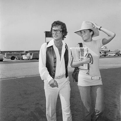 Ali MacGraw y Robert Evans en el aeropuerto de Francia. Ella acababa de recibir el David de Donatello por su actuación en «Love Story».