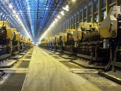 Interior de la planta de Alcoa en Avilés (Asturias)