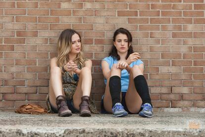 We meet Aimee & Frost Twins who talk Jill into attending Dorfman's party