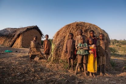 Los batwa son míseros, analfabetos, jamás acuden al médico y los niños, como estos del poblado de Muzenga, no conocen las vacunas.