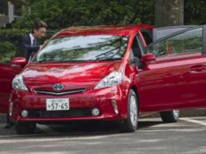 Coche híbrido de Toyota, el Prius alpha. EFE/Archivo
