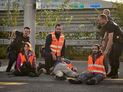 Detención de la investigadora Julia Steinberger, junto a otros manifestantes, en Suiza.