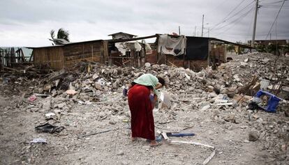 Viviendas destruidas por el seísmo de abril en Ecuador.