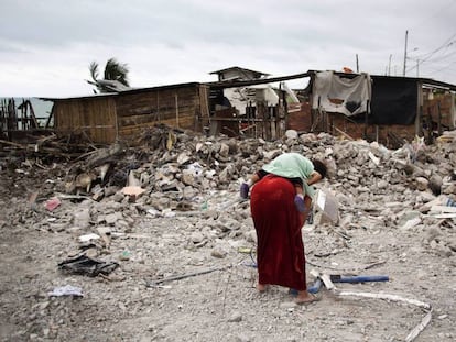 Viviendas destruidas por el se&iacute;smo de abril en Ecuador. 