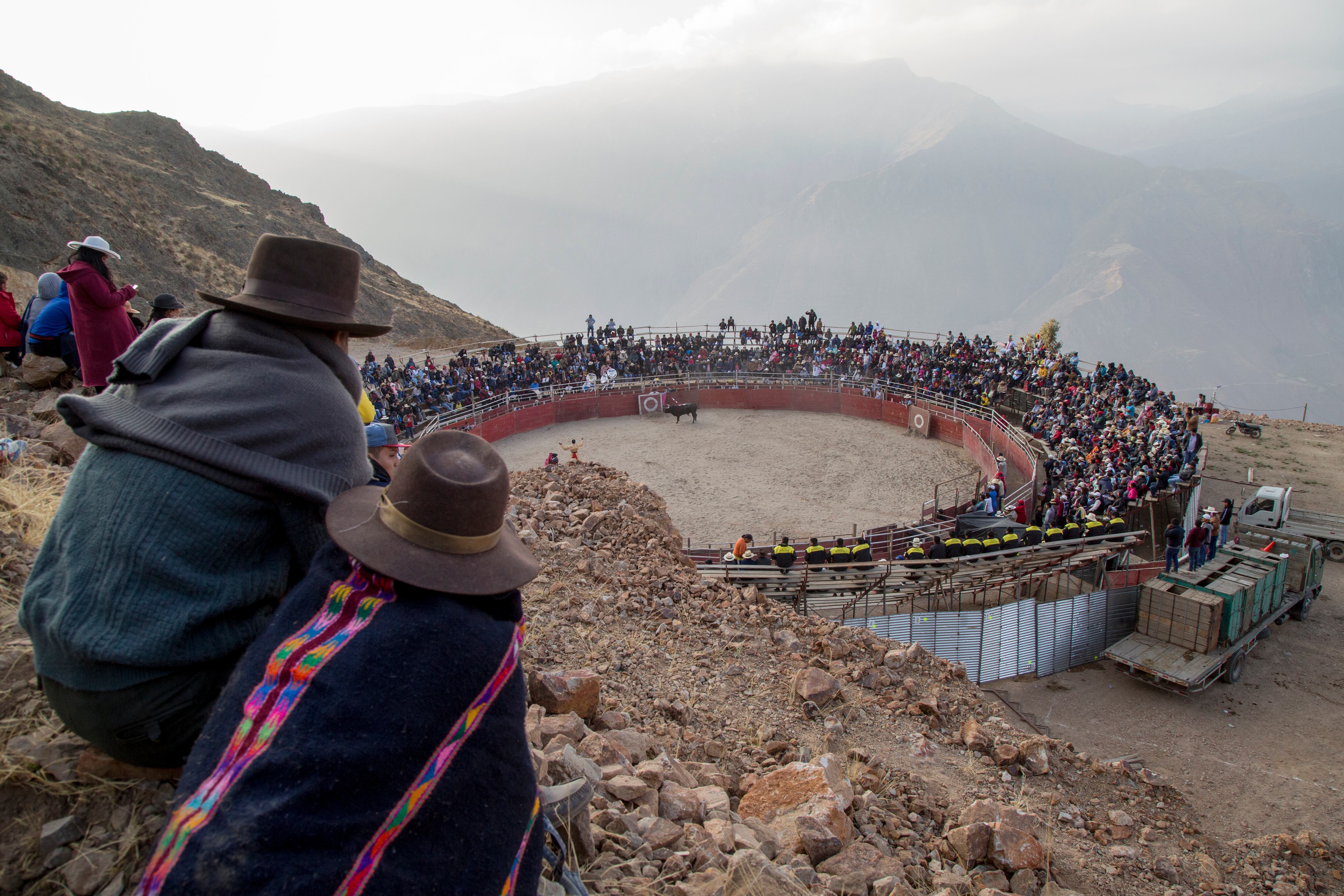 Aficionados disfrutan de una corrida de toros en Carhua (Perú), en 2019.