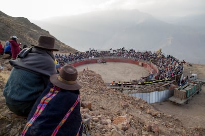 Aficionados disfrutan de una corrida de toros en Carhua (Perú), en 2019.