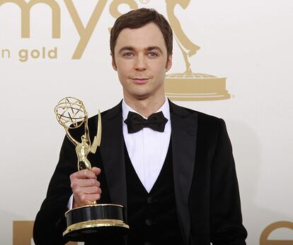 Jim Parsons posa con su premio por The Big Bang Theory