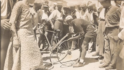 Cepeda repara un pinchazo durante el Tour de 1930.