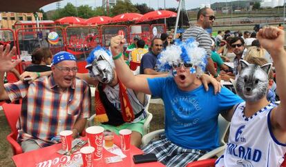 Aficionados de la selección de Finlandia en un bar de Bilbao durante la celebración del Mundial de Baloncesto.