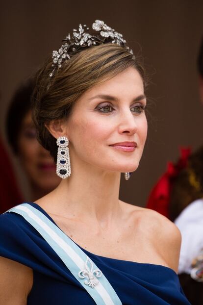 Doña Letizia se acompaña con unos pendientes nuevos de brillantes y zafiros y de las pulseras gemelas de Cartier,