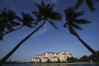 A general view of private condominiums at Tanjong Rhu is seen in Singapore in this March 15, 2013 file photo. The era of ultra-easy money is drawing to an end for Singapore mortgage holders, with domestic interest rates rising at their fastest pace in a decade in a country that already ranks among the world's most expensive places to live. The three-month Singapore interbank offered rate (Sibor), used to set floating-rate mortgages, climbed to 0.78756 percent on March 3, 2015. REUTERS/Edgar Su/Files (SINGAPORE - Tags: BUSINESS ENVIRONMENT REAL ESTATE)