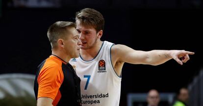 Doncic protesta al árbitro tras ser expulsado ante el Valencia