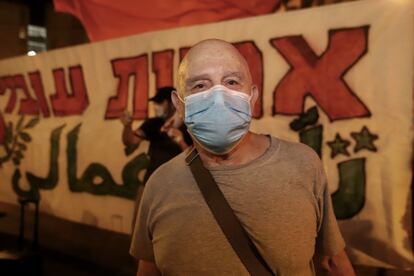 Carlos Levenhoff, de 73 años. Periodista jubilado de origen uruguayo. Acude desde Tel Aviv por primera vez a la protesta. Ha votado a la izquierda.