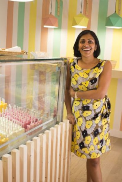 Azmina Khanbhai, creadora de los polos Lolo, en su tienda de Malasaña (Madrid).