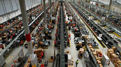 Empleados de Amazon empaquetan envíos en un almacén logístico de la compañía en Dortmund (Alemania).