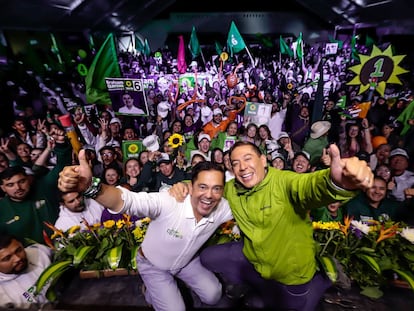 Los candidatos del Partido Verde a la alcaldía de Tunja, John Carrero, y a la gobernación de Boyacá, Carlos Amaya, este mes en un mitin.