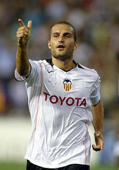 Baraja celebra su gol, el segundo del Valencia.