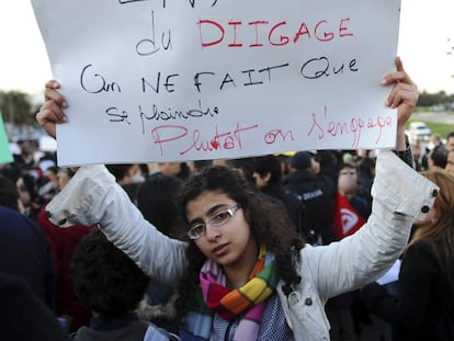 “Estamos hartos del fuera de aquí”, reza un cartel en una protesta de 2011 en Túnez.