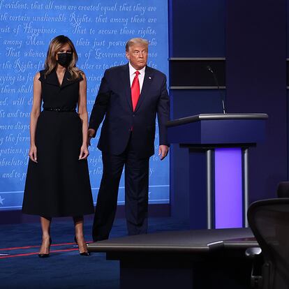 Melania Trump ha vuelto a hacerlo: soltó la mano a su marido en el debate presidencial.