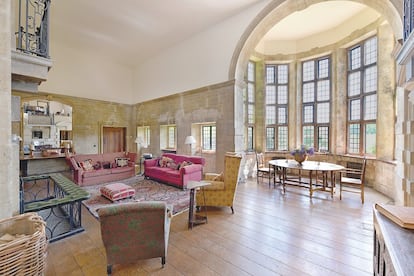 <p>El Tudor y el Gran Estilo conviven en <a href="http://www.littlethakeham.com/" rel="nofollow" target="_blank">Little Thakeham,</a> uno de los trabajos de <strong>sir Edwin Lutyens,</strong> considerado el arquitecto británico “más grande". Una gran ventana de Oriel preside esta habitación multifuncional, que sirve de comedor y sala de estar. Es un ejercicio de perspectiva y espacios interrelacionados, como demuestra el balcón que corona la chimenea. La sensibilidad de Lutyens para la mezcla toma forma en la <strong>robustez de la planta inferior</strong> con suelo de roble clásico y paredes de piedra, con la más <strong>etérea y asimétrica</strong> propuesta del piso de arriba.</p>