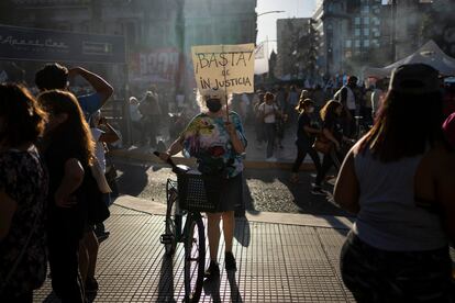 Una mujer sostiene un cartel que dice “Basta de injusticia” durante la protesta de este martes en Buenos Aires.