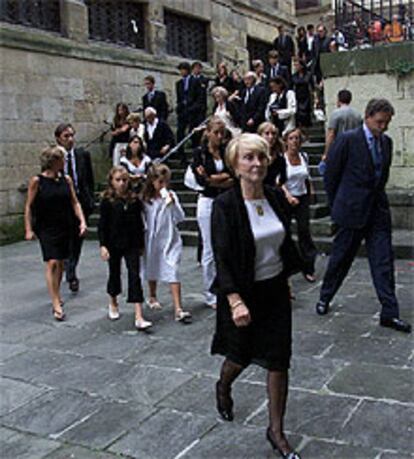 La viuda de Chillida, Pilar Belzunce, entrando en el funeral de ayer.