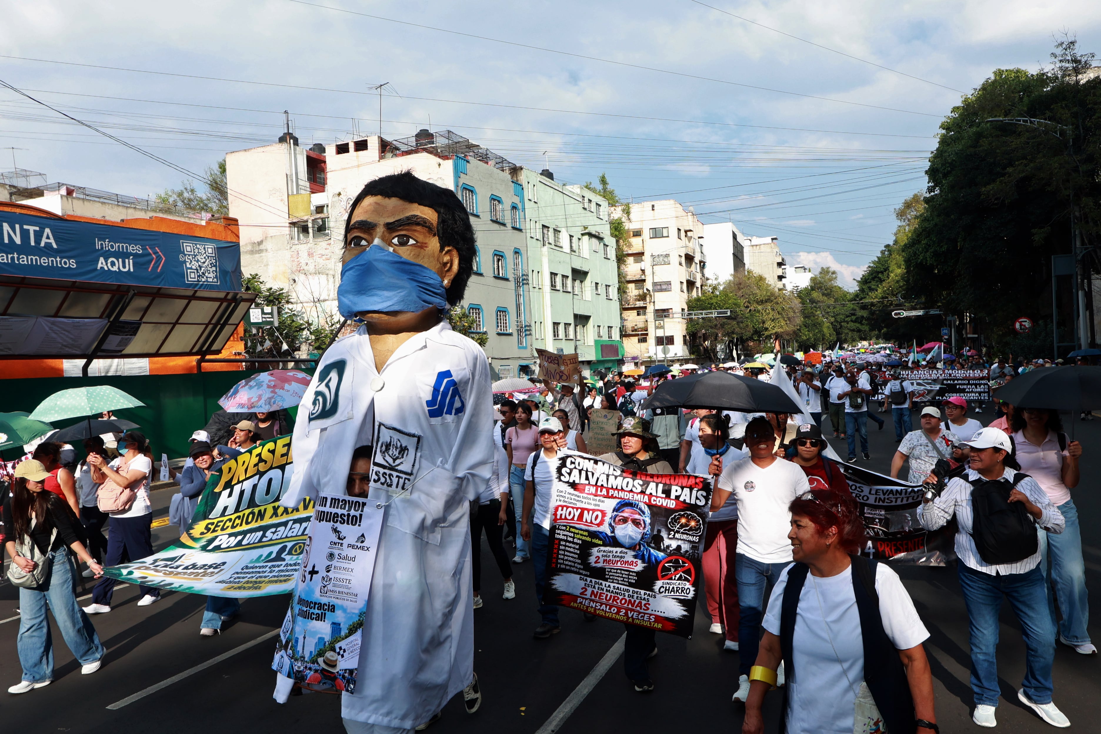 Las protestas de los trabajadores del IMSS desafían al Gobierno de Sheinbaum: “No vamos a parar este movimiento”