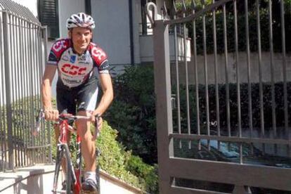 Basso sale ayer de su casa, cercana a Milán, para entrenarse.