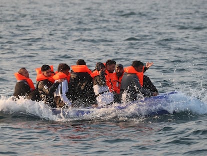 Un grupo de inmigrantes irregulares, en agosto de 2020, camino de la costa de Dover (el Reino Unido).