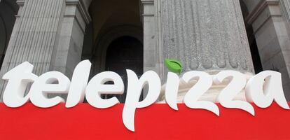 Logo de Telepizza en la Bolsa de Madrid el día de su salida a Bolsa.