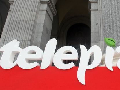 Logo de Telepizza en la Bolsa de Madrid el día de su salida a Bolsa.