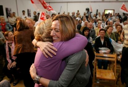 La ministra de Defensa abraza a una simpatizante durante el primer mitin de campaña que tuvo lugar el viernes en apoyo al candidato a revalidar la alcaldía de A Coruña, Javier Losada.