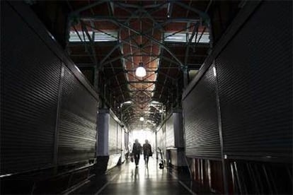 Interior del mercado de San Miguel, con varios puestos cerrados.