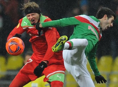 Tarasov y Susaeta chocan durante el partido en Moscú.