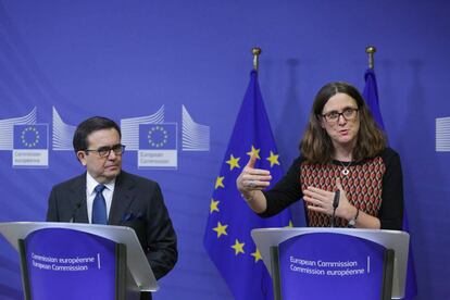 La comisaria europea de Comercio, Cecilia Malmström, en rueda de prensa este jueves junto al secretario mexicano de Economía, Ildefonso Guajardo. EFE/ Aris Oikonomou