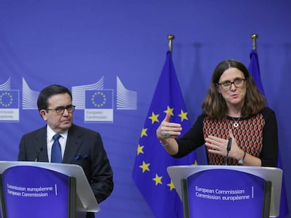  La comisaria europea de Comercio, Cecilia Malmström, en rueda de prensa este jueves junto al secretario mexicano de Economía, Ildefonso Guajardo. EFE/ Aris Oikonomou