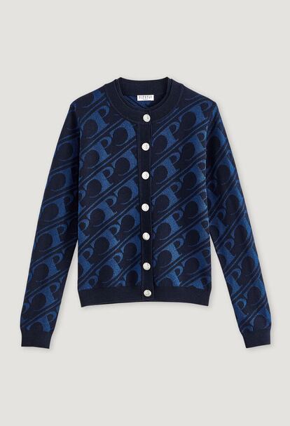 La inspiración más ‘sixties’ para este cardigan de punto con estampado Jacquard en tonos azules y con grandes botones metálicos. Es de Claudie Pierlot y su precio 195 euros.