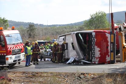 L'accident entre un autocar i un turisme s'ha produït sobre les 6.00 d'aquest diumenge al quilòmetre 323 de l'AP-7, a l'altura de Freginals (Montsià). La majoria dels ocupants de l'autobús eren estudiants Erasmus que havien passat el dia a València, per les Falles i tornaven a Barcelona. En la imatge, bombers i sanitaris treballen al lloc del succés.