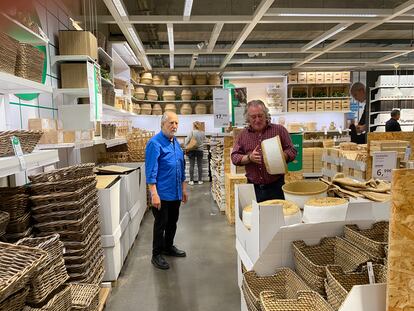 Vista de la exposición ‘100 objetos de Ikea que nos hubiera gustado tener en Vinçon’, cedida por Disseny Hub Barcelona.