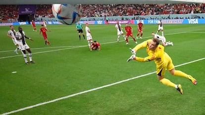 Dani Olmo estrella el balón en el larguero de la portería defendida por Manuel Neuer. 