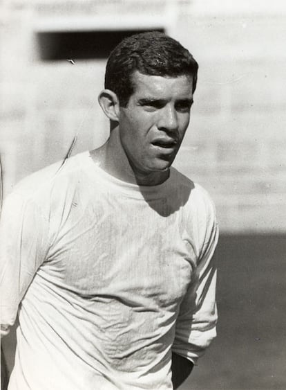 En su etapa como juvenil, Luis Aragonés jugaba en el equipo de Pinar de Hortaleza. De aquella época, un amigo recuerda que le costaba salir de la cama para ir a jugar el partido. Fotografía del álbum familiar.