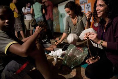 Vanessa Azevedo e Gabriela Pereira, estudantes de 25 anos, ensinam às crianças das comunidades vizinhas como fabricar 'filtros dos sonos'. A comunidade resolveu organizar atividades e aulas para tentar que os meninos deixem de cheirar cola.