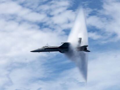 Un F/A-18 Super Hornet rompiendo la barrera del sonido sobre el océano Atlántico.
