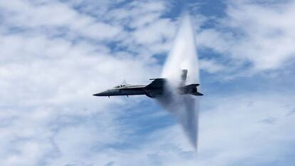 Un F/A-18 Super Hornet rompiendo la barrera del sonido sobre el océano Atlántico.