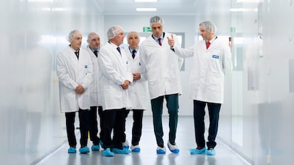 El presidente del Gobierno, Pedro Sánchez, junto al consejero delegado de Hipra, David Nogareda, y el ministro de Sanidad, José Manuel Miñones, entre otros, durante la visita que ha realizado esta martes a las instalaciones de la farmacéutica biotecnológica Hipra.