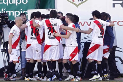 Los jugadores del Rayo celebran el gol de Tamudo.