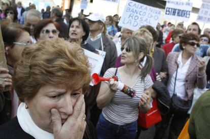 Manifestaci&oacute;n de afectados por las participaciones preferentes delante del Valedor do Pobo, en Santiago, el pasado marzo.